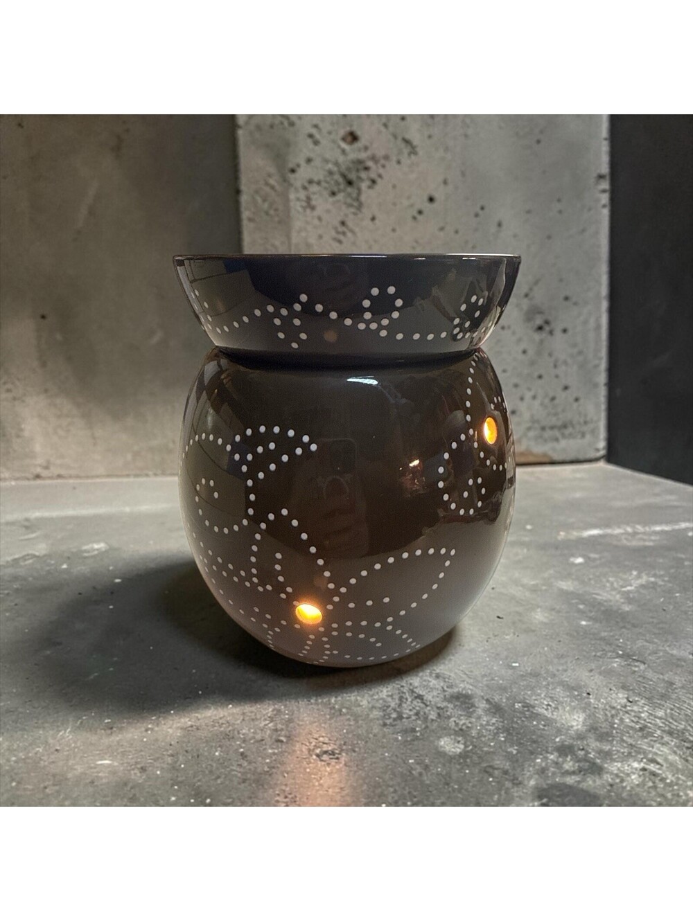 Scentsy Warmer 2009 Retired Mocha Brown Design 6"H w/topper Raised Dots